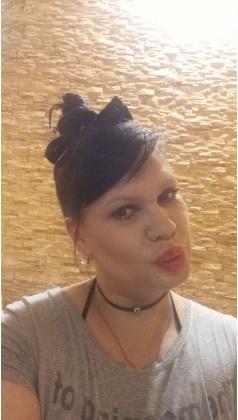 Men uni yonoqqa berdim va porloq eshak bilan joja bilan ajoyib jinsiy aloqada boldim