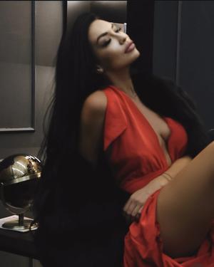 Фитнес нұсқаушысымен жыныстық қатынас Үлкен мүшесі кончает ішінде жас порно